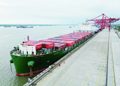 南京港成功靠泊最大内贸集装箱船 "江远集2"轮，为客户带来全新物流履历