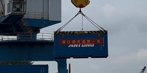 潜江首座现代化港口船埠开港运营