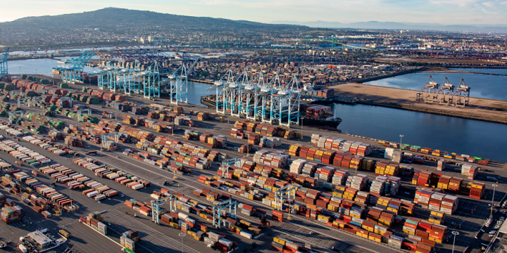 关税发急，美国港口遭逢史上最忙乱旺季