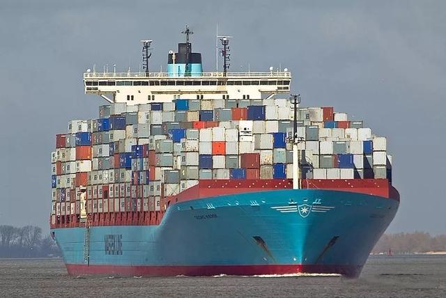 散货船“跨界”运集装箱，靠谱吗？