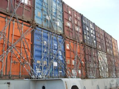 22层楼高的海运集装箱船风浪中高耸不倒是什么原因？